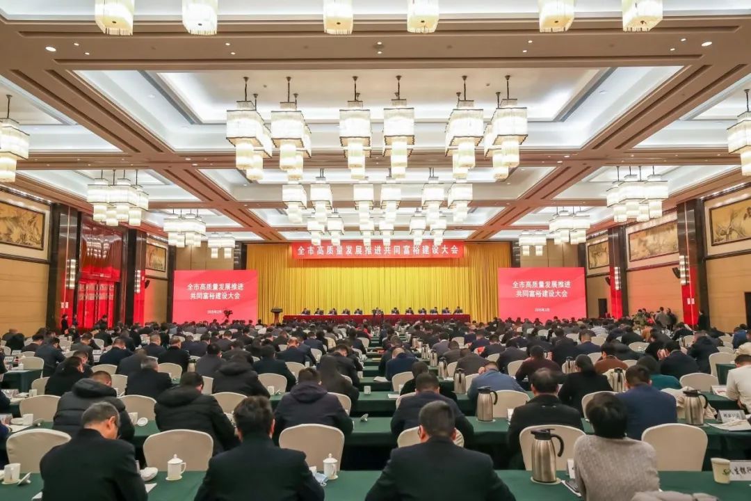 福蛇呈祥,載譽前行 雙鳥機械榮膺“富樂嵊州建設(shè)貢獻(xiàn)獎” — 工業(yè)企業(yè)30強、工業(yè)商貿(mào)類納稅20強兩項榮譽